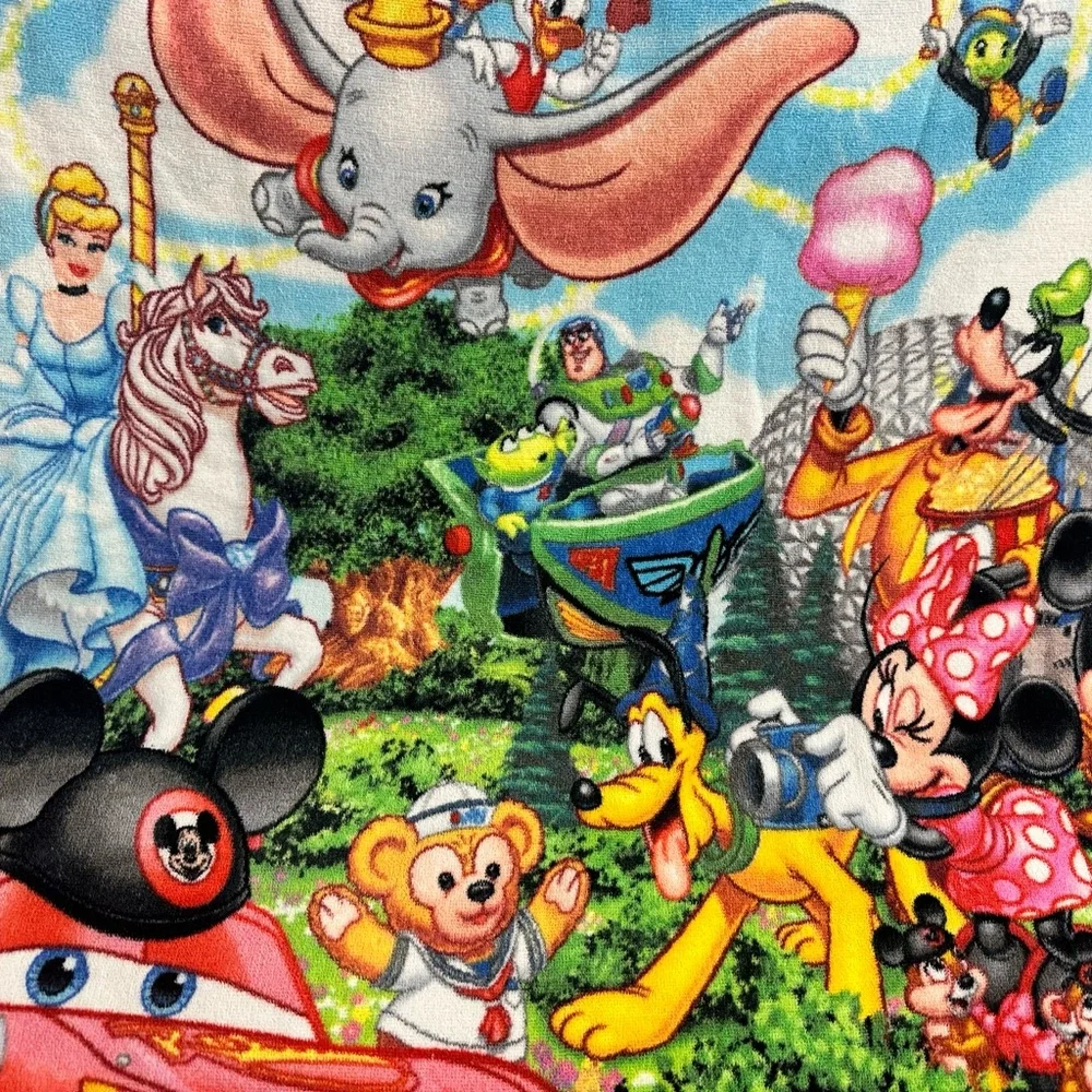DISNEY PARKS WALT DISNEY WORLD MICKEY & FRIENDS BEACH TOWEL